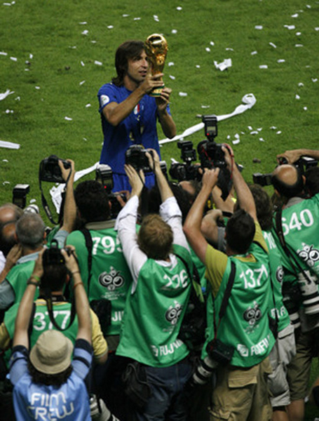 Mondiale 2006 (91).jpg - Italy's Andrea Pirlo holds the World Cup Trophy after the World Cup 2006 final soccer match between Italy and France in Berlin July 9, 2006.  FIFA RESTRICTION - NO MOBILE USE     REUTERS/Shaun Best      (GERMAN)